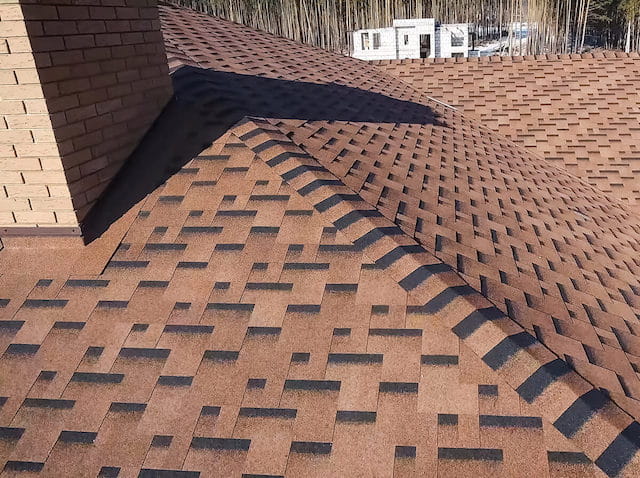 Дом с гибкой черепицей