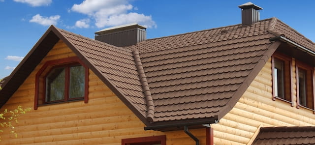 Дом с крышей из композитной черепицы