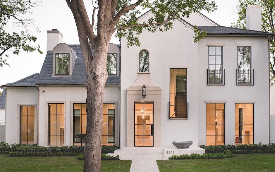 Дом в стиле современная классика с белым фасадом