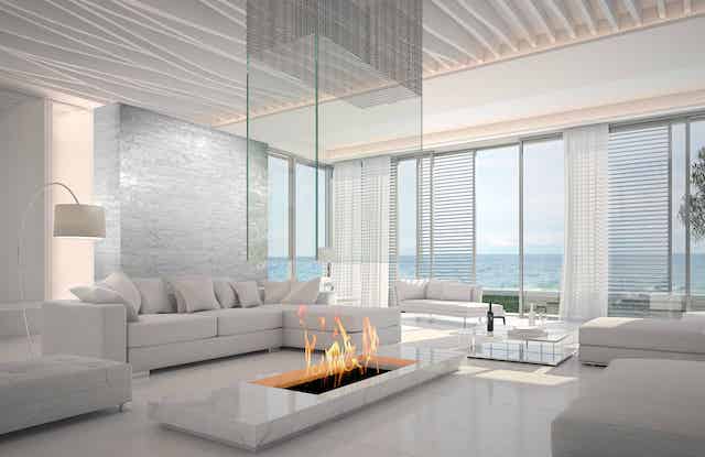 Гостиная с панорамными окнами и камином