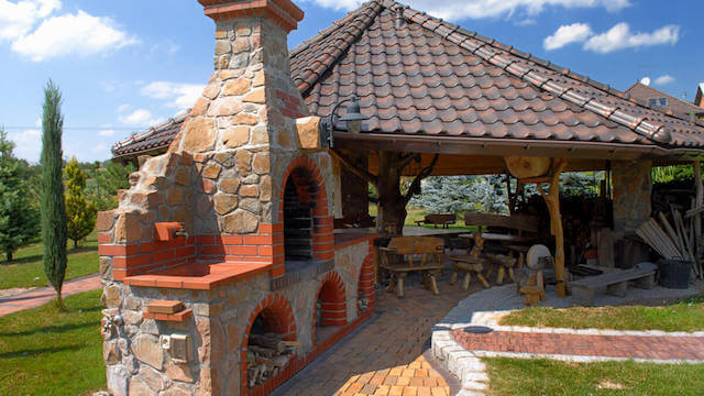 Кухня в стиле викинг с черепичной крышей